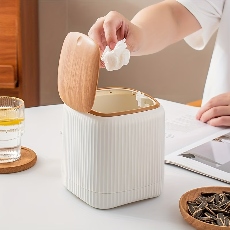 Featuring a double-barrel design and a wood-grain finish, it comes with a sealing lid.