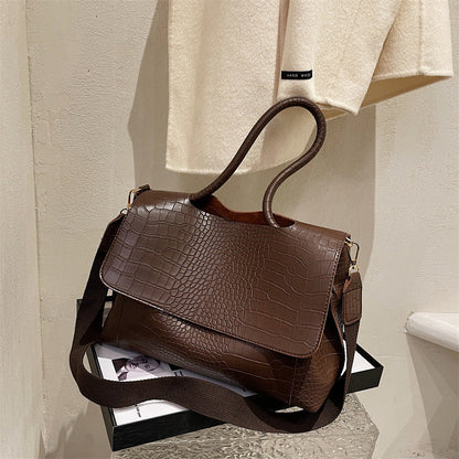 Bag female large capacity 2026 new fashion messenger bag autumn and winter single shoulder commuting tote bag